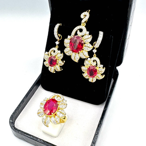 Flower-shaped earrings, pendant, and ring set in 18k gold, decorated with red gems and diamonds (Pre