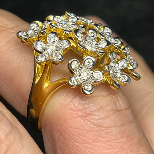 แหวนทองคำรูปทรงช่อดอกไม้ประดับเพชรแท้ 70 เม็ด รวมน้ำหนัก 2.20 กะรัต ตัวเรือนทองคำ 18k น้ำหนักรวม 12. 4