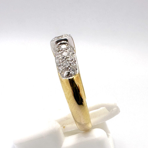 แหวนทองคำฝังเพชรแท้เม็ดหลักขนาด 0.30 กะรัต เม็ดลองขนาด 0.40 กะรัต ตัวเรือนทอง 90 น้ำหนักทองรวม 3 กร 3
